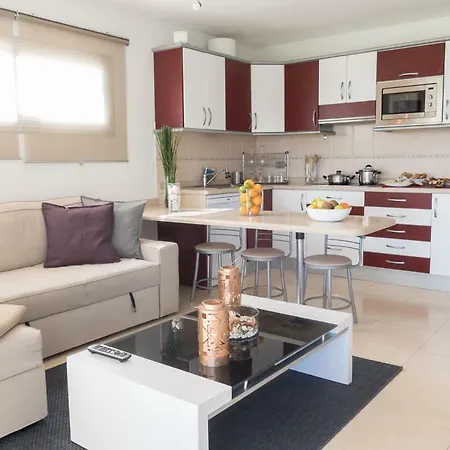 First Line Seaside Apartment *