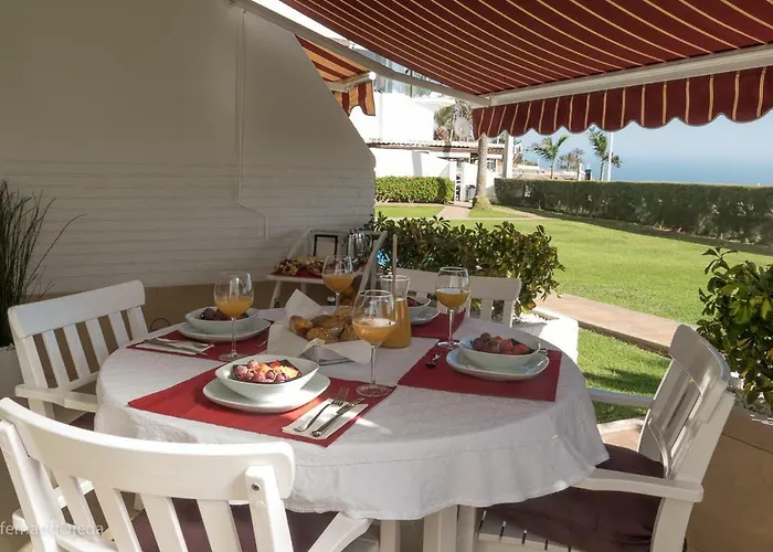 First Line Seaside Apartment *