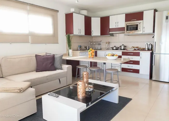 First Line Seaside Apartment *