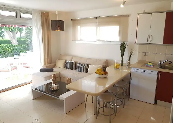First Line Seaside Apartment *
